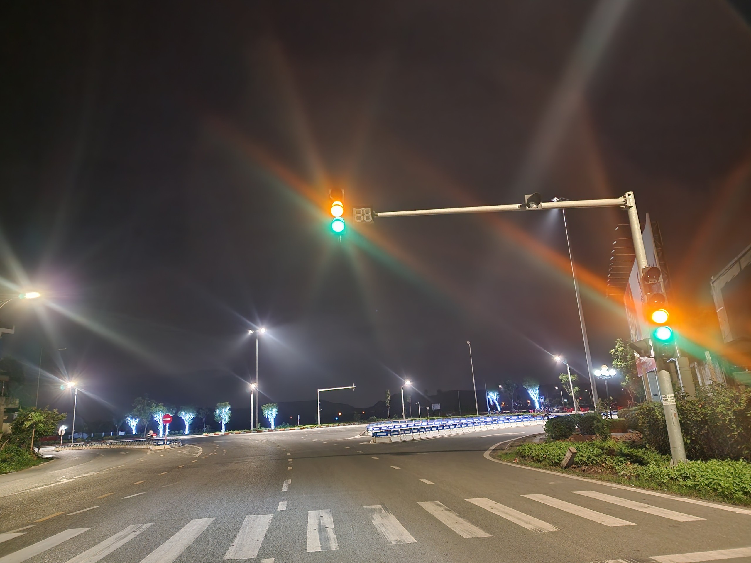 Đèn giao thông bị chập gây mất an toàn giao thông ở ngã tư đường tránh Đông Triều, cần xử lý